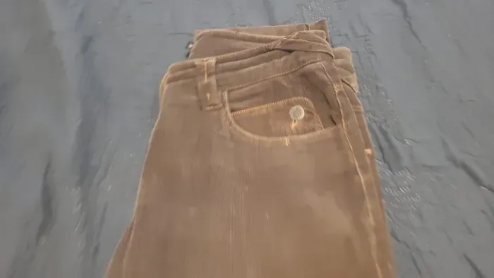 Calça em veludo femenina da Shoulder caqui tam 38