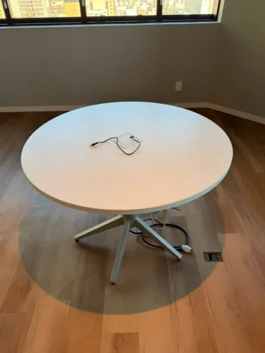 Mesa redeonda de madeira com pe em aluminio - diametro 1m