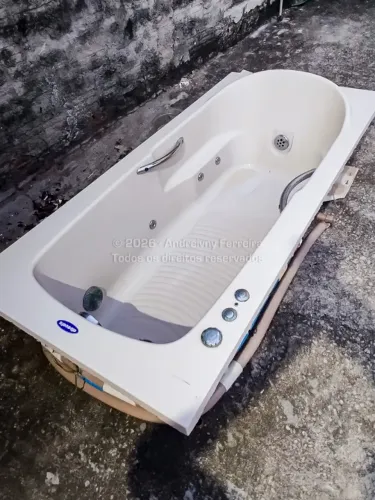 VENDO BANHEIRA DE HIDROMASSAGEM POUCO USADA