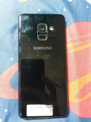 Samsung Galaxy A8, com 4 GB RAM, 64 GB de Memória Interna, com película de Vidro.