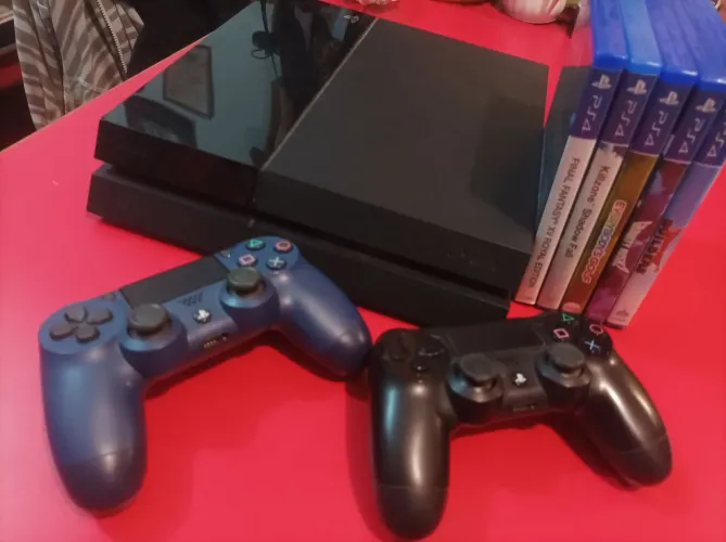 Playstation 4 FAT 500GB bom estado, 2 controles, 5 jogos