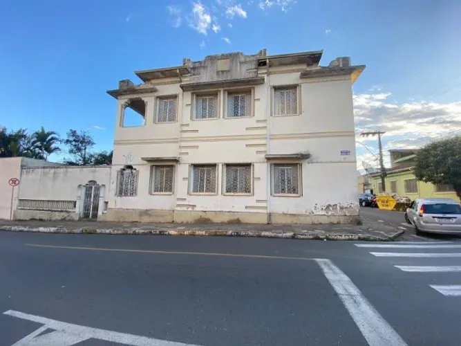 CASARÃO NO SUL DE MINAS GERAIS - 800 M2 DE ÁREA CONSTRUÍDA - IMÓVEL DE ESQUINA