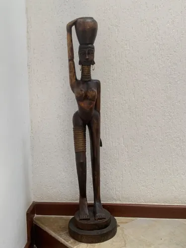 Estatueta em madeira