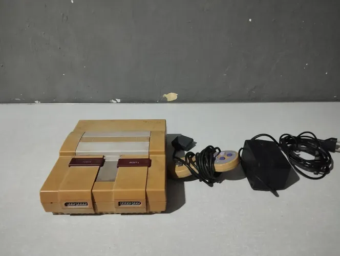 Nintendo com um controle e uma fonte original não testei mas tá acendendo a luz vermelha
