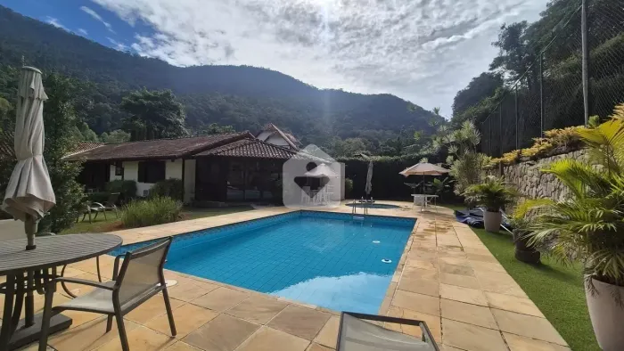 Casa para venda com 4 quartos, 1460m² - Pedro do Rio - Petrópolis/RJ