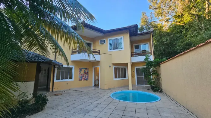 Casa em condominio fechado na Freguesia.
