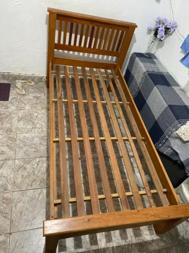 Cama de solteiro de madeira angelim