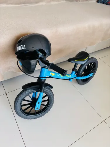 Bicicleta de equilíbrio com capacete
