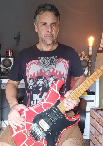 Aulas de guitarra online com Pc Santos