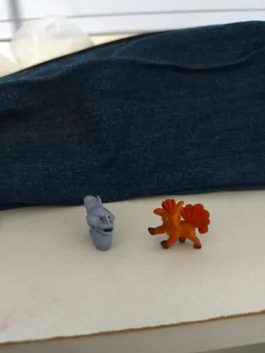 Miniaturas Vulpix e Onix
