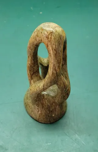 Escultura Laço Da Amizade De Pedra Sabão Natural 16 Cm