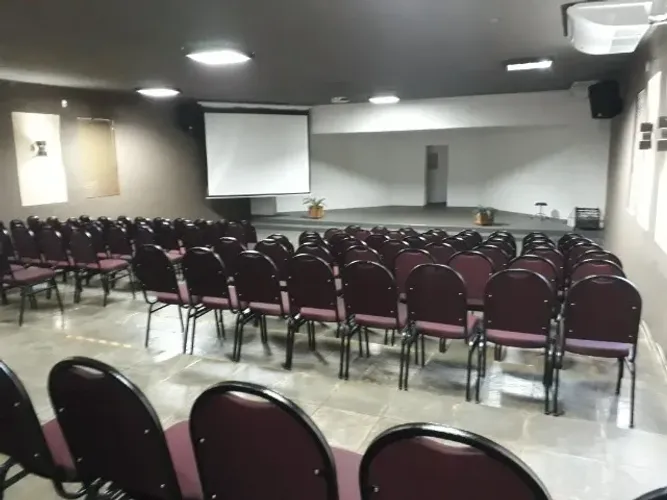 CADEIRAS DE AUDITÓRIO E IGREJA ESTOFADA 