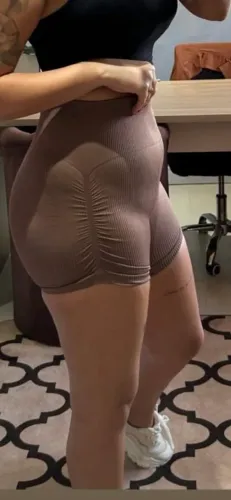 Short empina bumbum