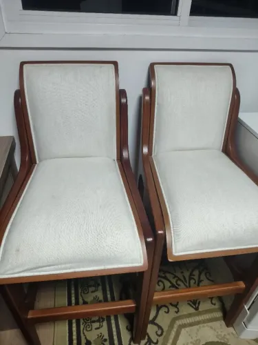 Banquetas de alto padrão, madeira maciça!