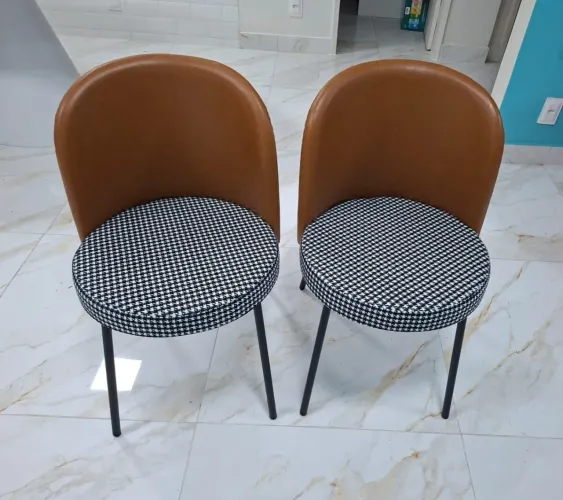 2 cadeiras lindas estofadas com pés de aço carbono