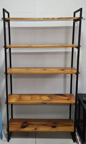 Prateleira de metalon e madeira