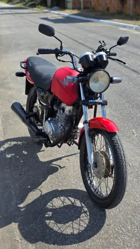 Honda Titan 125 ES Start Vermelha em dia