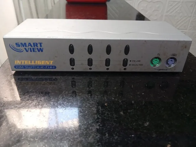 KVM Switch Intelligent de 4 portas