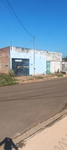 Vende-se uma casa no areal da floresta