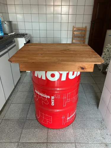 Mesa Exclusiva Estilo Industrial: Barril de Óleo MOTUL e Madeira Rústica