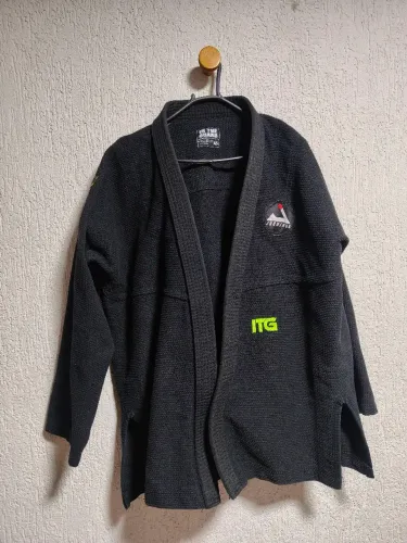 Kimono semi-novo muito conservado