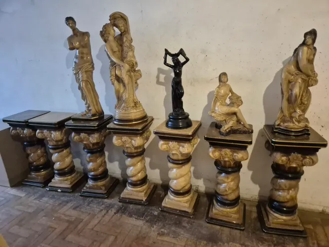Estatuas e pedestais em gesso pintadoa