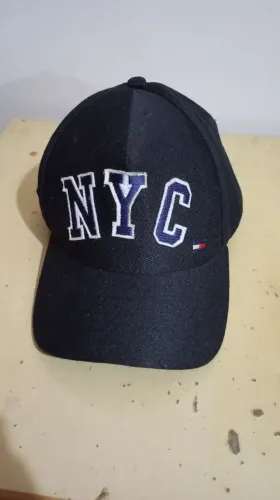Boné Tommy Hilfiger NYC preto. Excelente estado. Pouco usado 