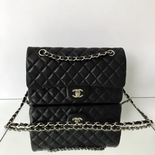 Bolsa de couro legítimo preto modelo italiano Classic Flap Chanel ferragem prateada
