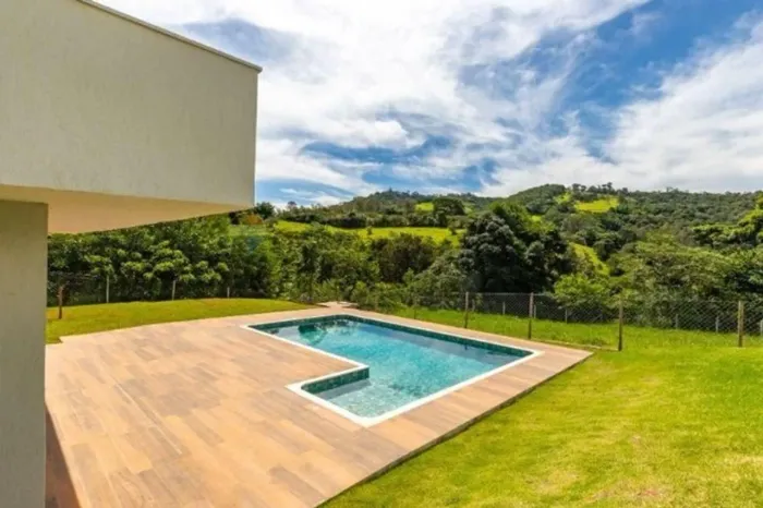 Casa moderna em condomínio com piscina e segurança