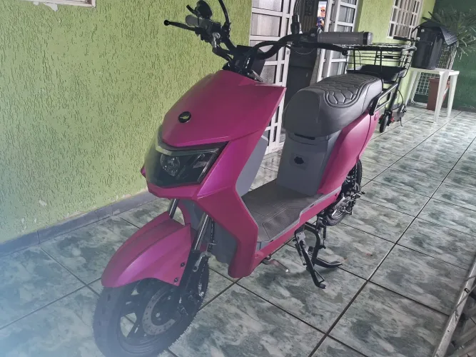 Vendo moto elétrica juna 900 w nova.