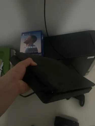 playstation 4 com 1 controle original e um falso e 4 jogos de cd incluso