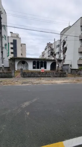 Localização privilegiada , excelente para comércio, com 3 quartos sendo 1 suíte, sala, coz