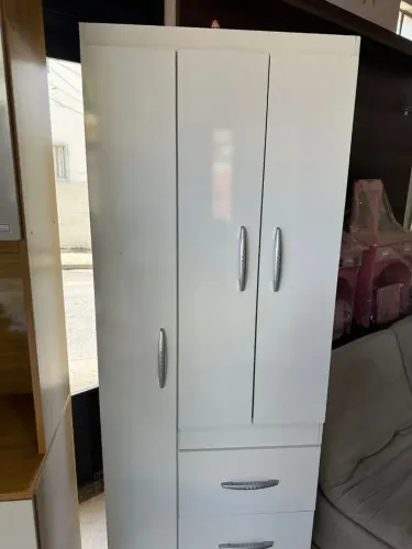 Guarda-roupa de solteiro três portas e duas gavetas