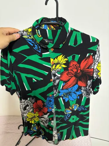 Camisa Garzoni colorida estilo carnaval 