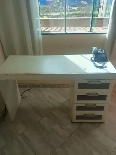 Mesa de escritório com gaveteiro