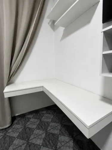 MESA SUSPENSA EM L