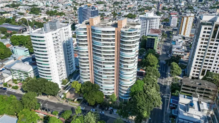 Barão da Villa Adrianópolis | Apartamento de Alto Padrão com Varanda e Vista para a Ponta