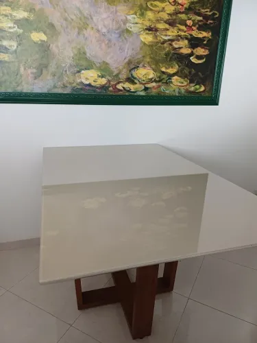 Mesa 1,40 x 0,90, pés em madeira, tampo off white com vidro