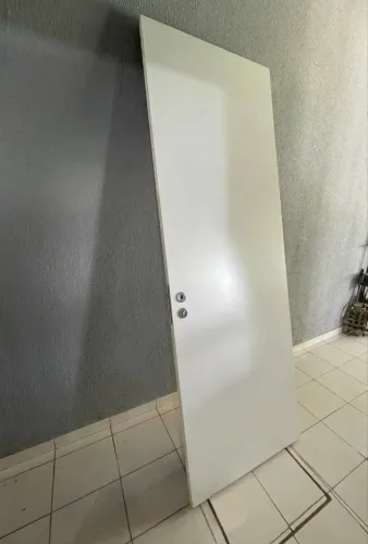 Porta de Alto Padrão (2,50m x 0,80m) - Núcleo Sólido e Revestimento em Fórmica