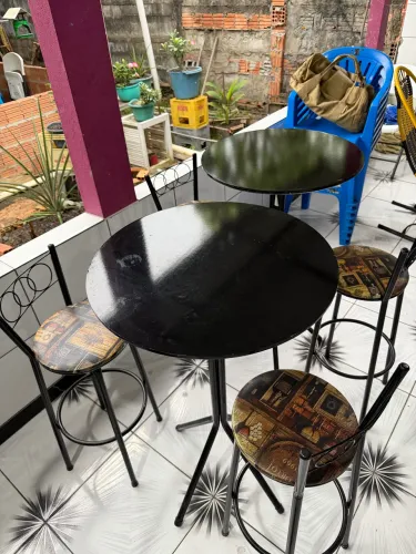 Conjunto Duas mesas e 4 banquetas