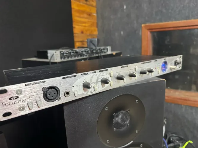 Channel Strip (Pré-amplificador de Microfone/Instrumento, Compressor Óptico e EQ Focusrite