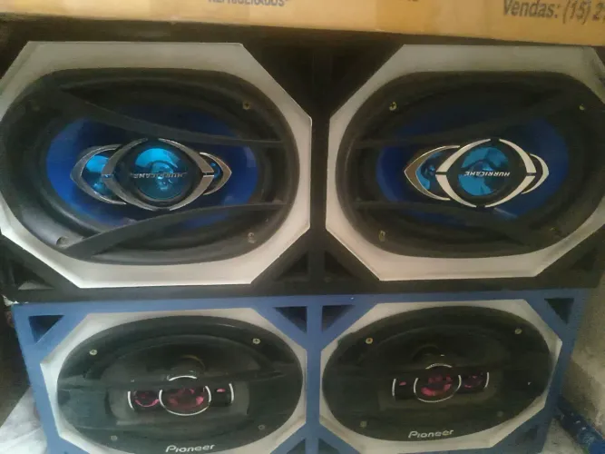 Vendo duas caixas de som.