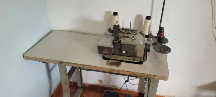 Máquina de overloque Juki 5 fios