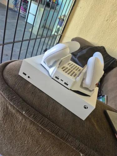 x box serieS<br>dois controle um serieS e um do One <br>carregador por induçao <br>Hd de 1 tera
