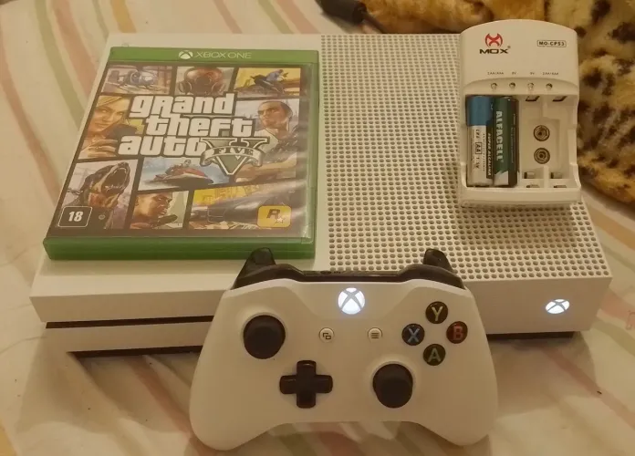 Xbox One S com GTA V