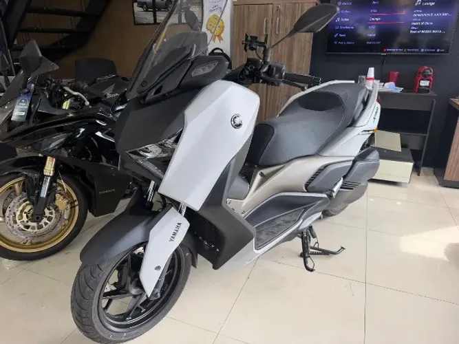 Yamaha xmax 250 2025 connected apenas 2.100 km na garantia