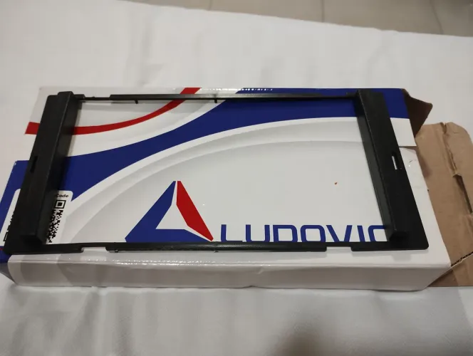 Moldura Ludovico para kit Multimídia Adak no Nissan March