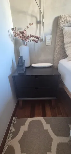 Conjunto de mesas de cabeceira em laca preta