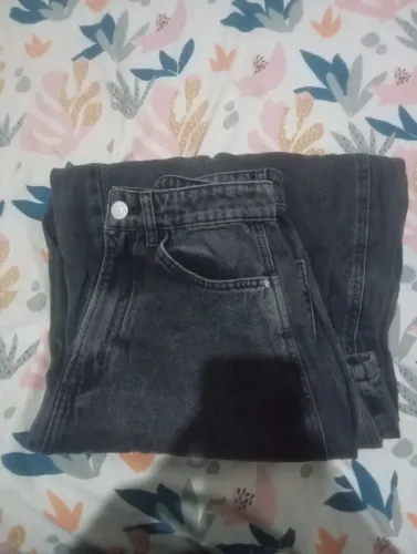 Calça Barrel em Jeans com Recortes e Pences