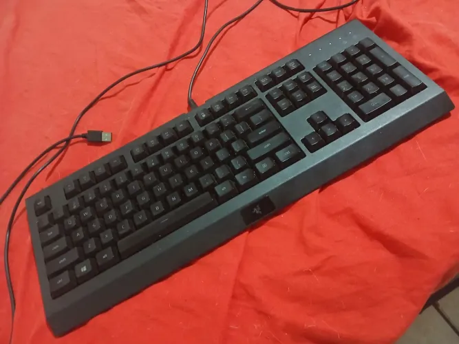 Teclado semi-mecanico Razer Cynosa Lite - Pouco tempo de uso - Preço pra levar logo!
